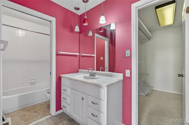 $425,000 | 2202 White Cedar Court, Chesterfield, MO 63017