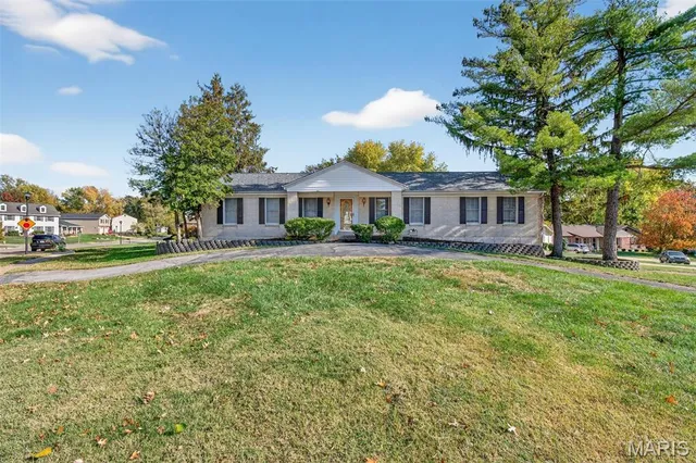 $425,000 | 2202 White Cedar Court, Chesterfield, MO 63017