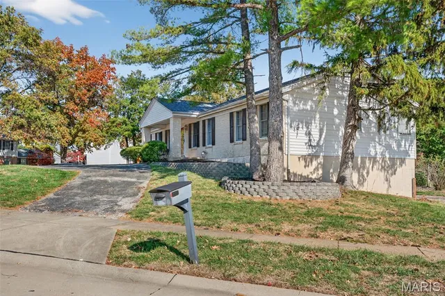 $425,000 | 2202 White Cedar Court, Chesterfield, MO 63017