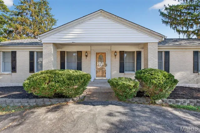 $425,000 | 2202 White Cedar Court, Chesterfield, MO 63017