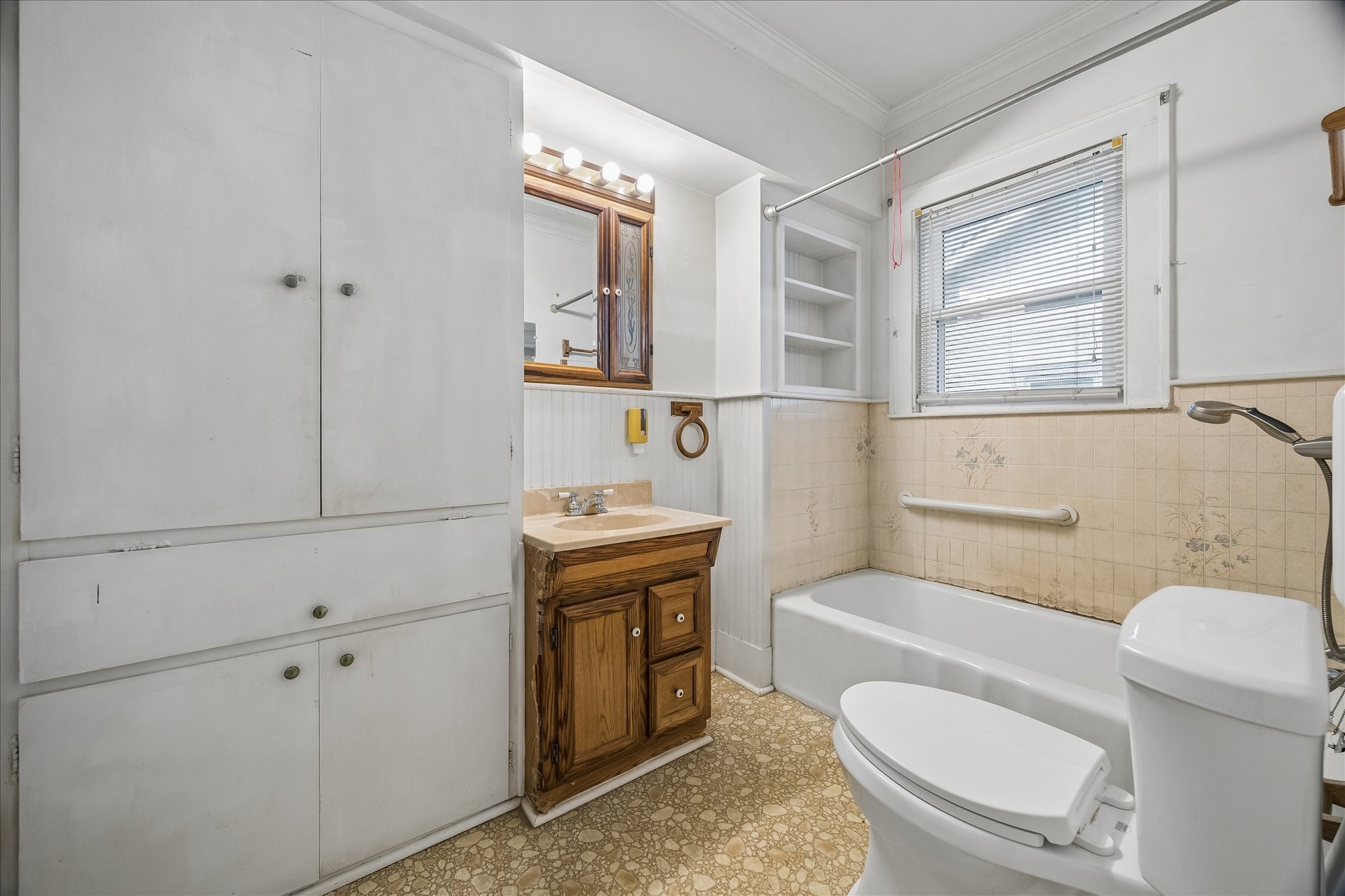 1013 Key Street Houston, TX 77009 - Photo 9 of 14 Full Bathroom.