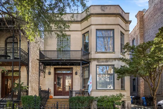 $2,975 | 709 West Roscoe Street, Unit 1R, Chicago, IL 60657