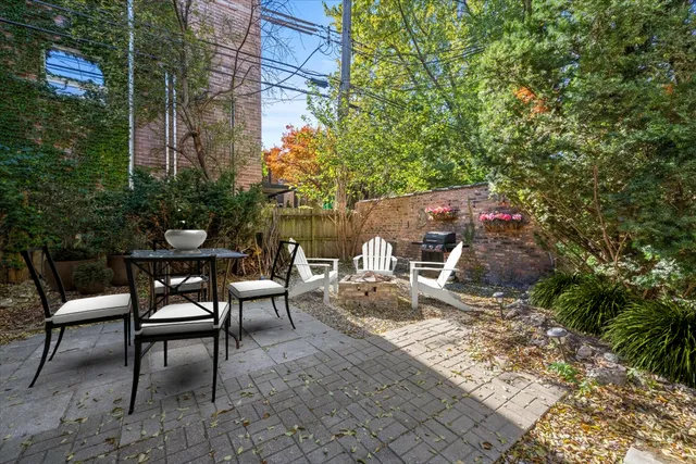 $2,975 | 709 West Roscoe Street, Unit 1R, Chicago, IL 60657