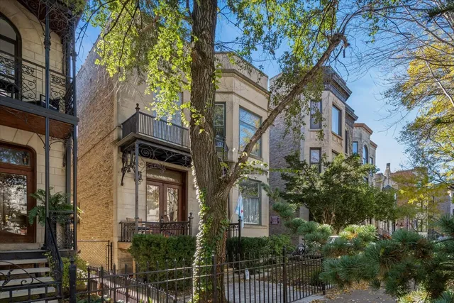 $2,975 | 709 West Roscoe Street, Unit 1R, Chicago, IL 60657