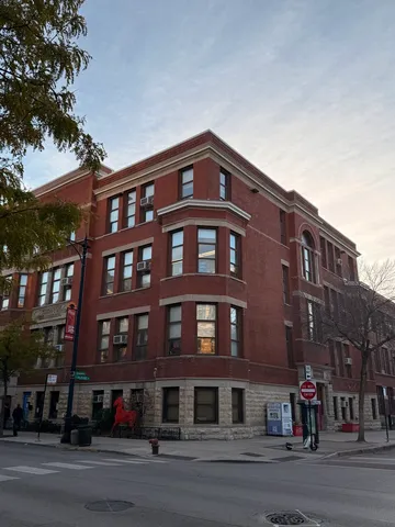 $2,975 | 709 West Roscoe Street, Unit 1R, Chicago, IL 60657