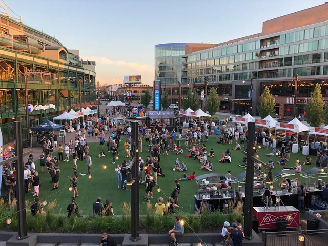 $2,975 | 709 West Roscoe Street, Unit 1R, Chicago, IL 60657