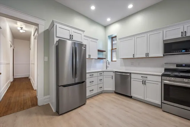 $2,975 | 709 West Roscoe Street, Unit 1R, Chicago, IL 60657