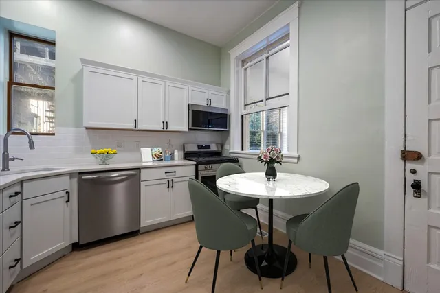 $2,975 | 709 West Roscoe Street, Unit 1R, Chicago, IL 60657