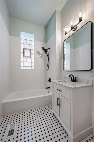 $2,975 | 709 West Roscoe Street, Unit 1R, Chicago, IL 60657