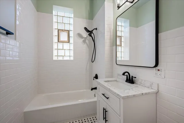 $2,975 | 709 West Roscoe Street, Unit 1R, Chicago, IL 60657