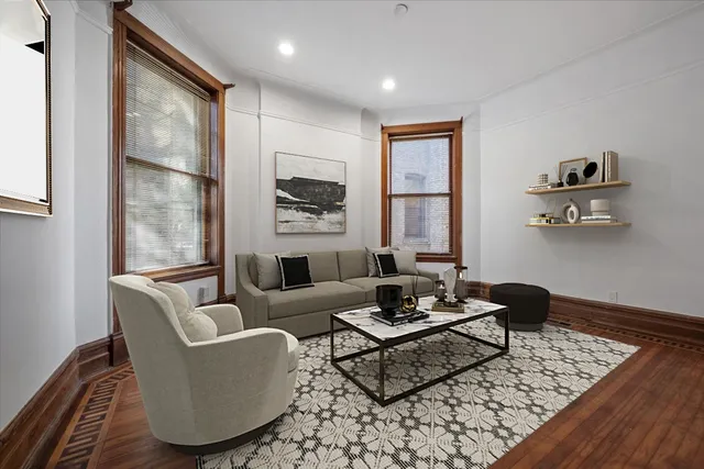 $2,975 | 709 West Roscoe Street, Unit 1R, Chicago, IL 60657