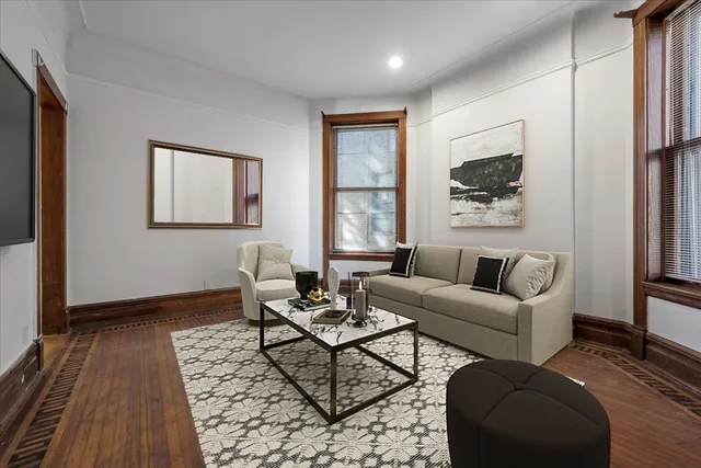 $2,975 | 709 West Roscoe Street, Unit 1R, Chicago, IL 60657