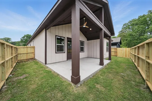 a view of a house with backyard