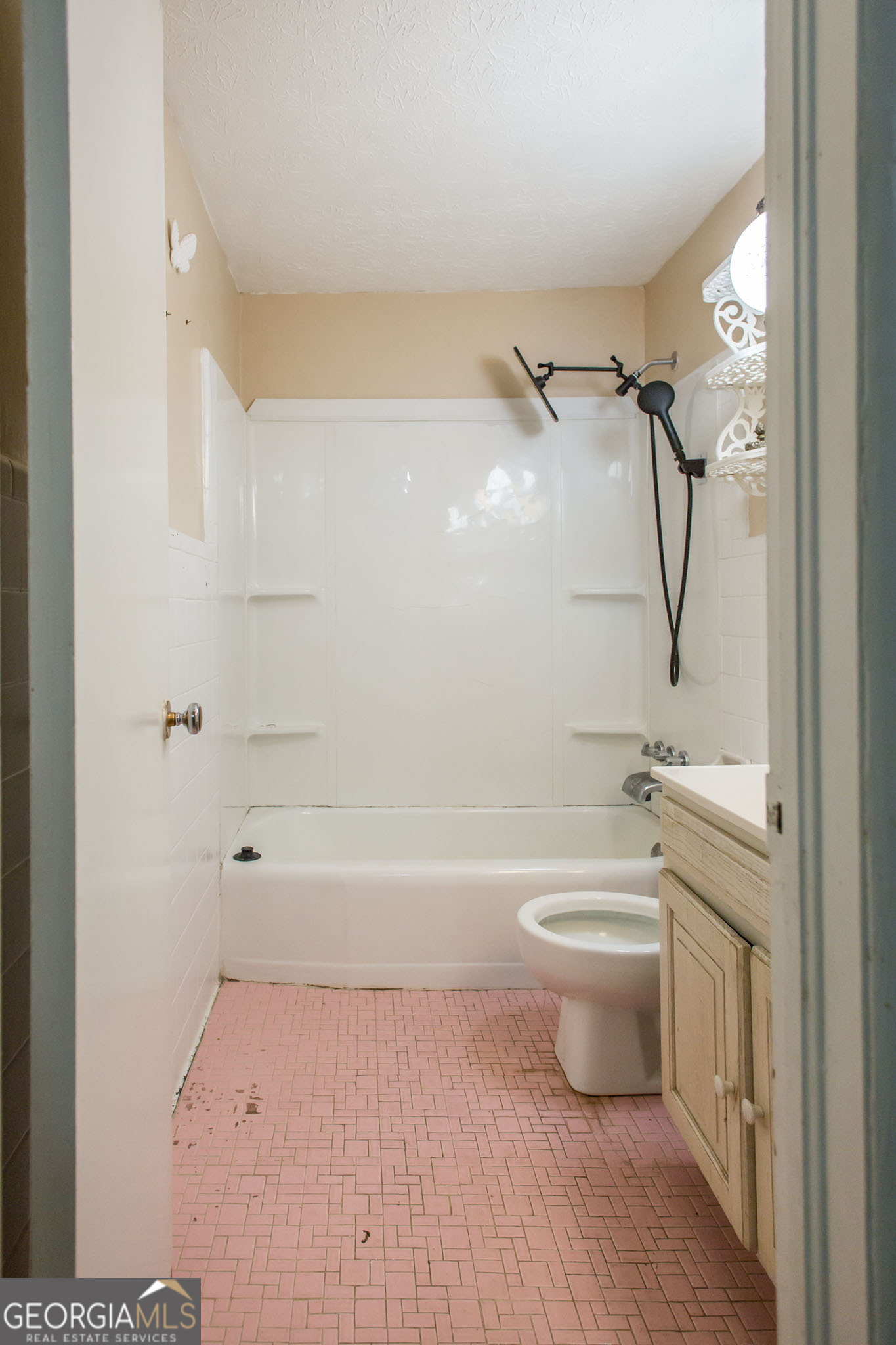 902 Stanton Avenue Waycross, GA 31503 - Photo 29 of 38 a bathroom with a toilet a sink and a bathtub