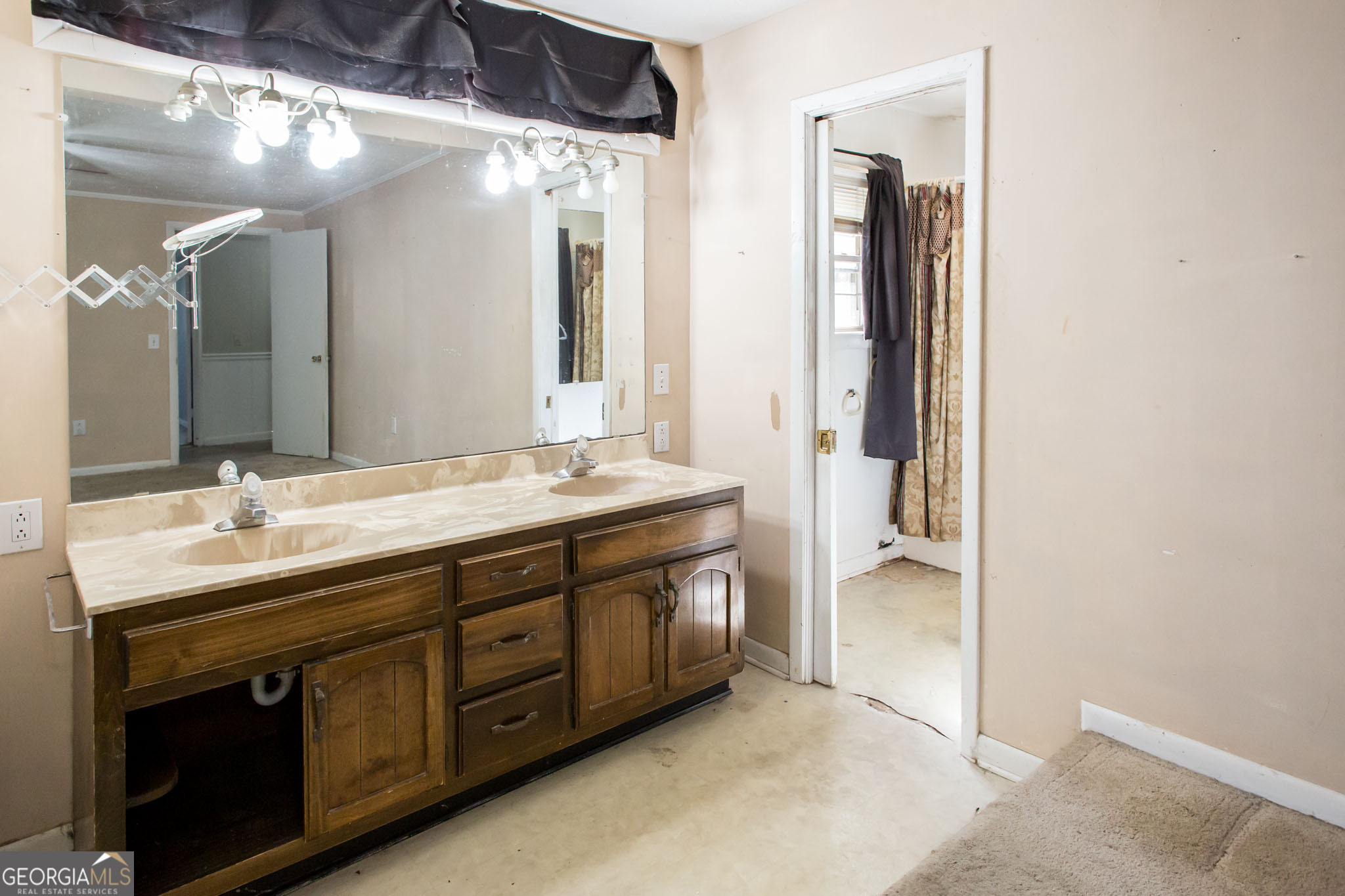 902 Stanton Avenue Waycross, GA 31503 - Photo 34 of 38 a spacious bathroom with a double vanity sink and a mirror