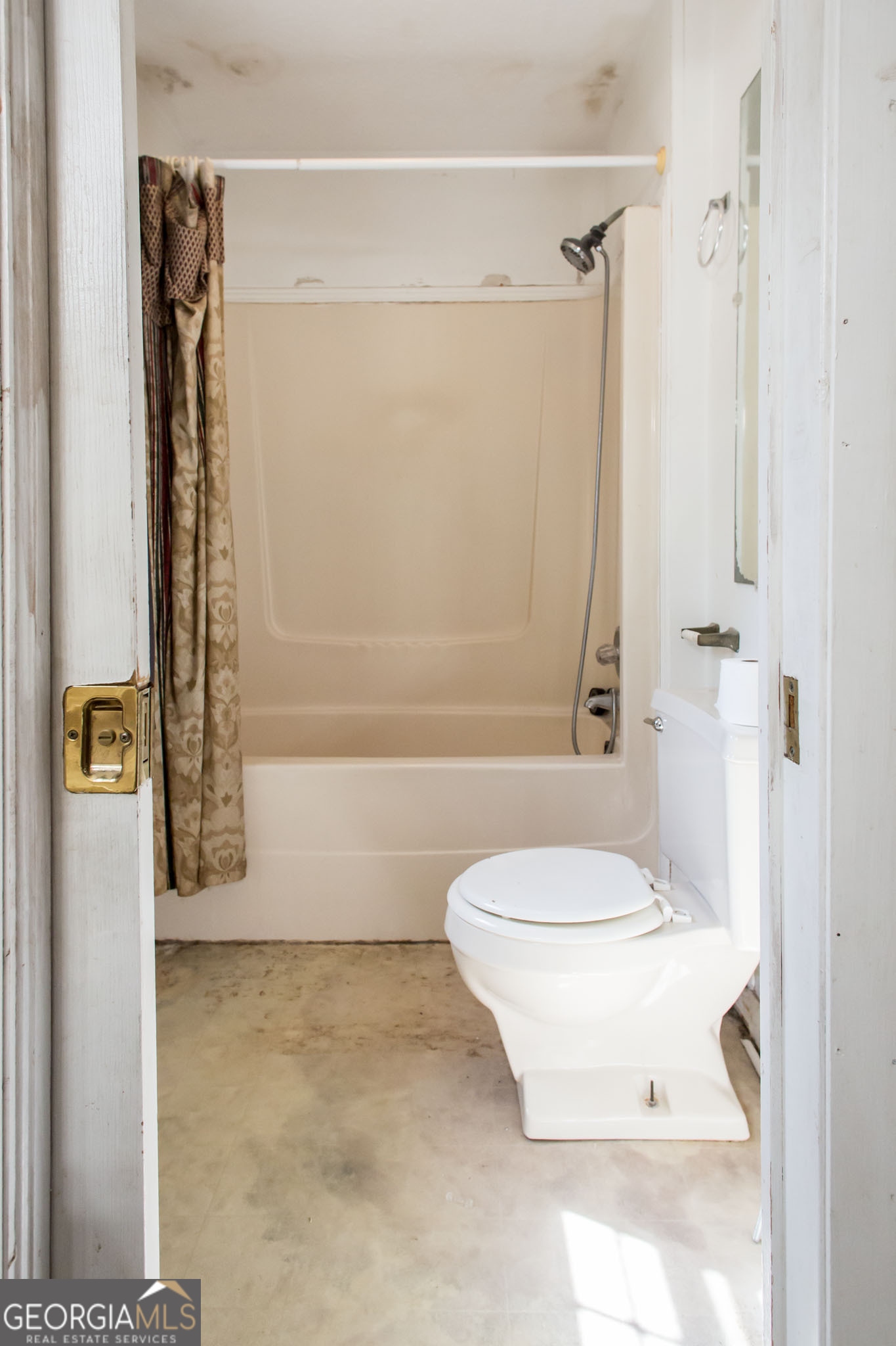 902 Stanton Avenue Waycross, GA 31503 - Photo 35 of 38 a bathroom with a toilet and a shower