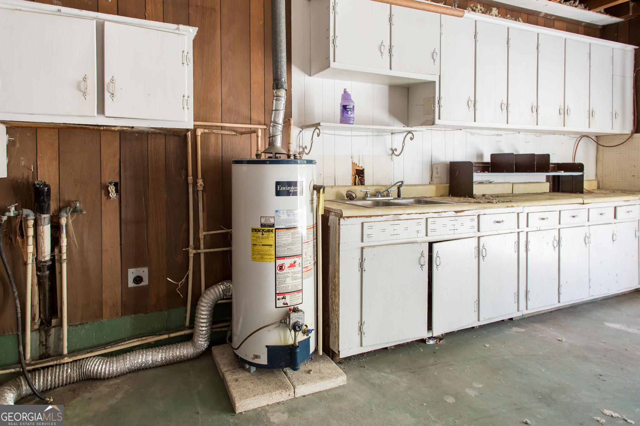 902 Stanton Avenue Waycross, GA 31503 - Photo 38 of 38 a kitchen with appliances cabinets and a counter top space