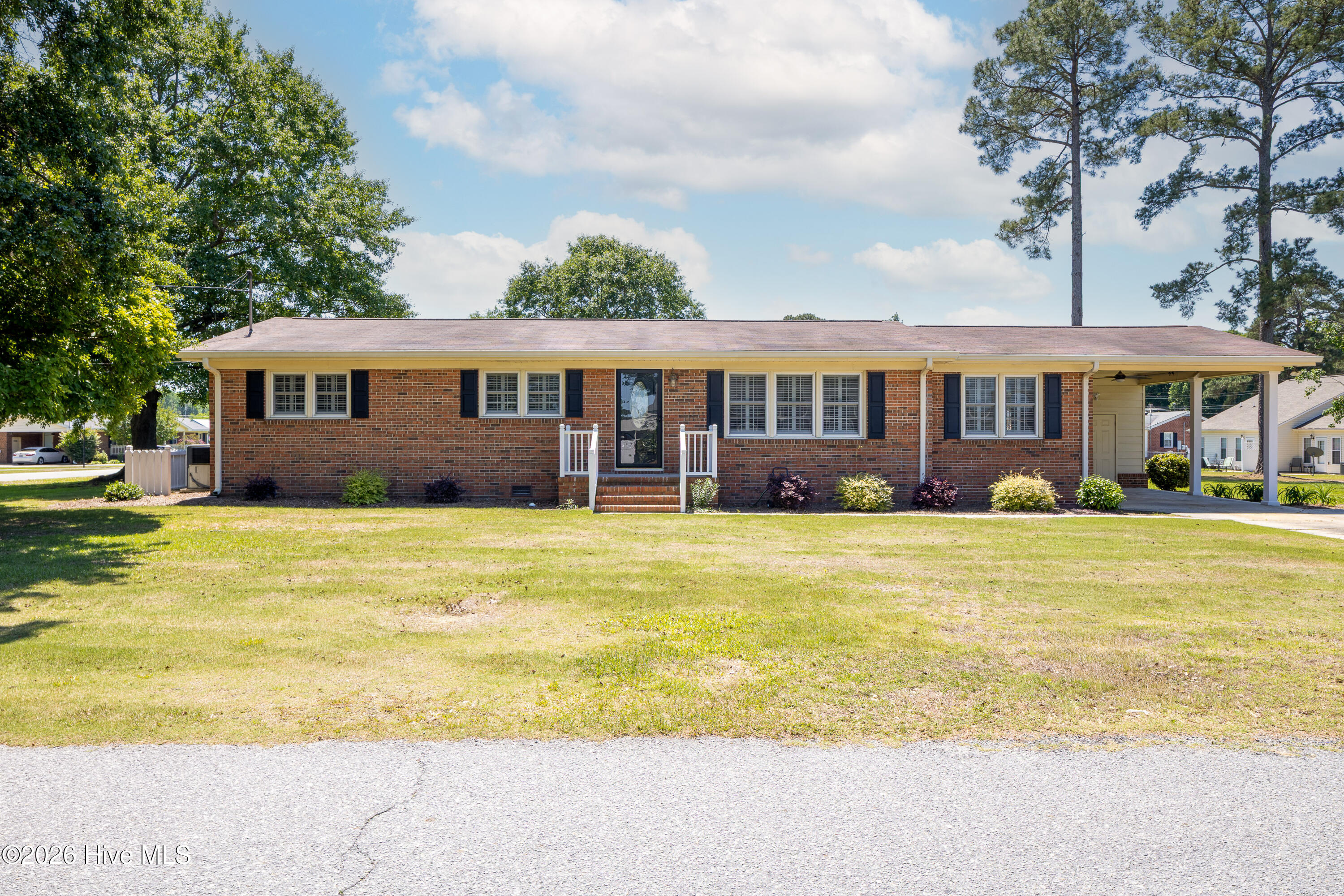 402 Willow Road Clinton, NC 28328 - Photo 1 of 31 402 Willow St1