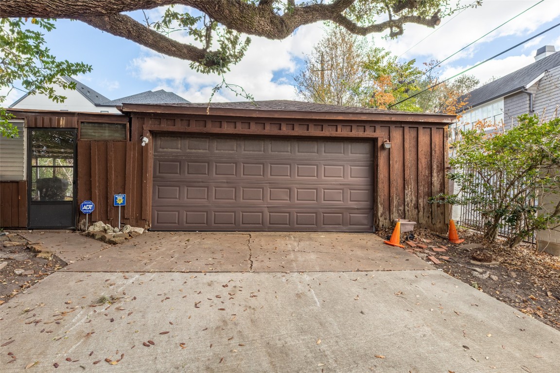 3647 Aberdeen Way Houston, TX 77025 - Photo 14 of 32 a front view of a house with a yard and garage