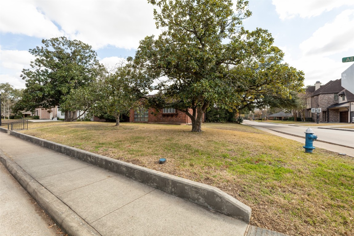 3647 Aberdeen Way Houston, TX 77025 - Photo 19 of 32