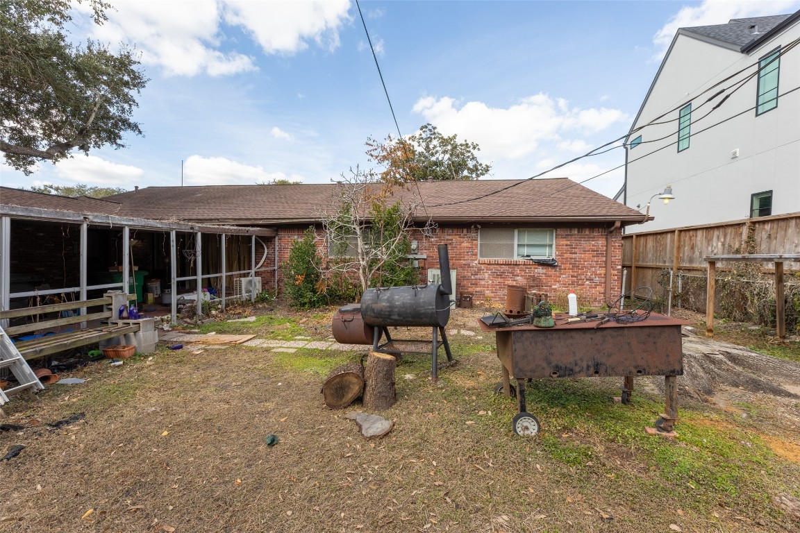 3647 Aberdeen Way Houston, TX 77025 - Photo 20 of 32 a view of a house with backyard and sitting area