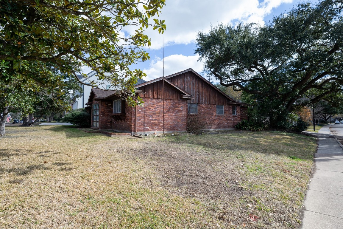 3647 Aberdeen Way Houston, TX 77025 - Photo 23 of 32 a view of a backyard with a barn and large tree