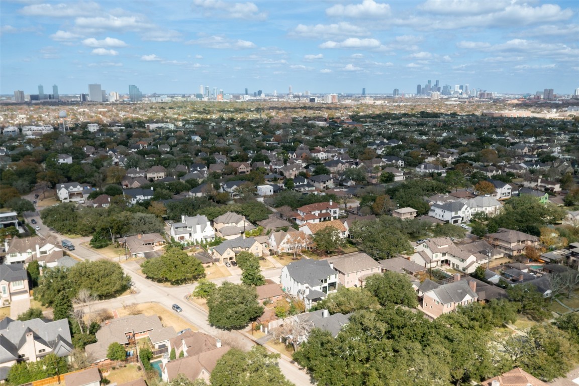 3647 Aberdeen Way Houston, TX 77025 - Photo 25 of 32 a view of a city
