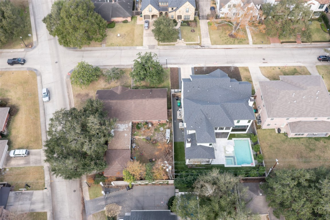 3647 Aberdeen Way Houston, TX 77025 - Photo 27 of 32 an aerial view of a house with a yard
