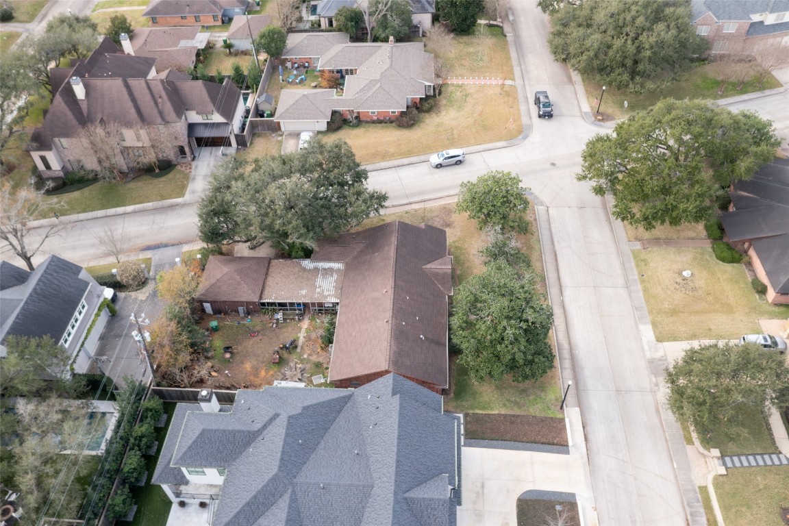 3647 Aberdeen Way Houston, TX 77025 - Photo 30 of 32 an aerial view of residential houses with outdoor space