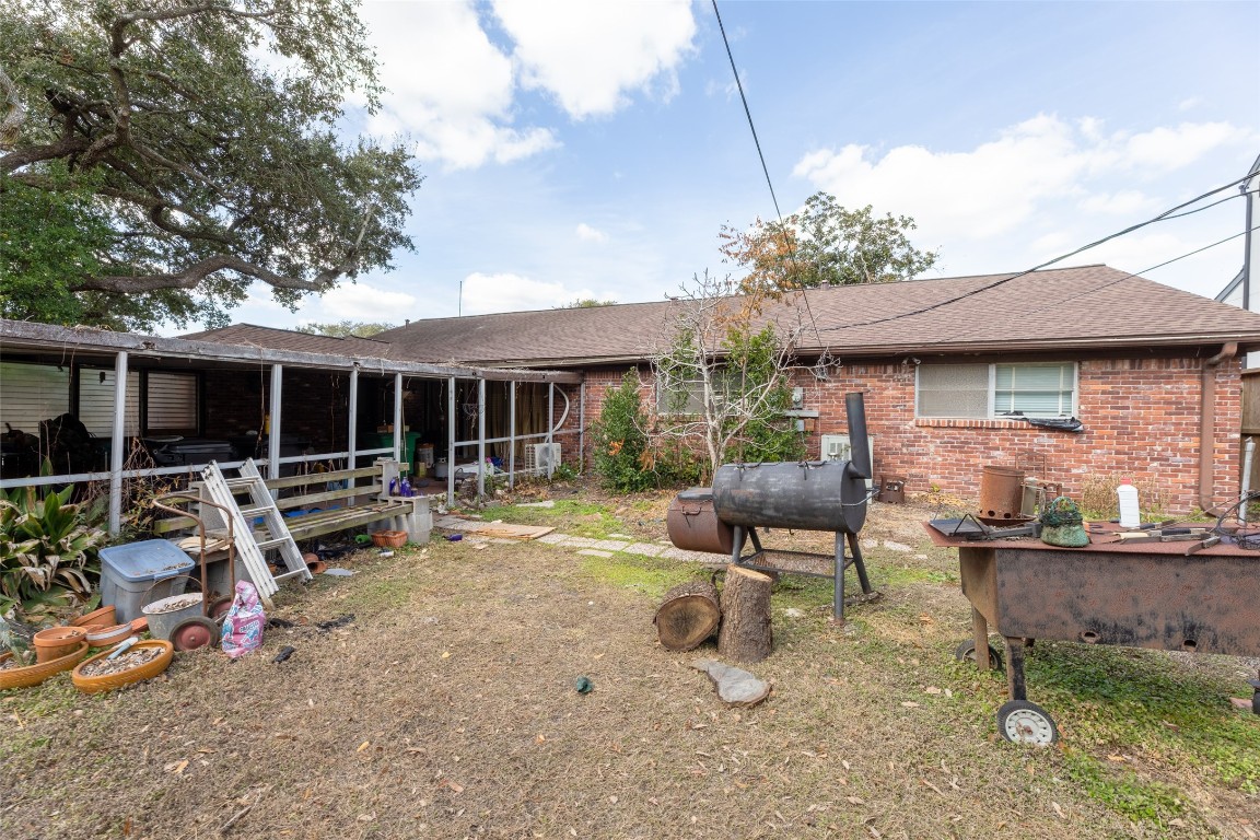 3647 Aberdeen Way Houston, TX 77025 - Photo 32 of 32 a backyard of a house with table and chairs