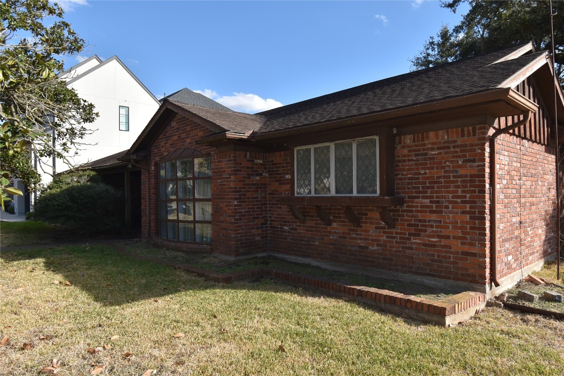 3647 Aberdeen Way Houston, TX 77025 - Photo 4 of 32 a front view of a house with a yard