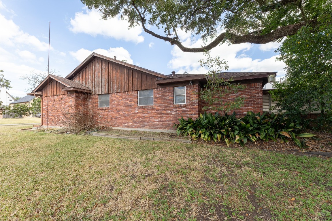 3647 Aberdeen Way Houston, TX 77025 - Photo 7 of 32 a front view of a house with garden