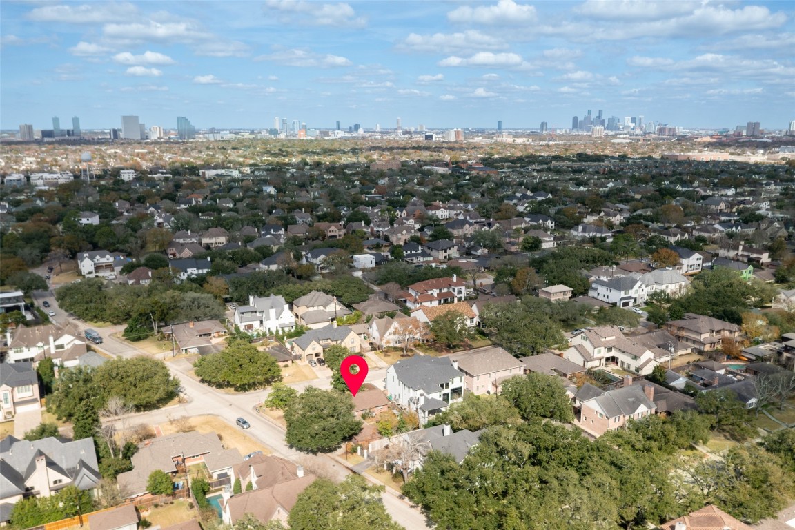 3647 Aberdeen Way Houston, TX 77025 - Photo 8 of 32