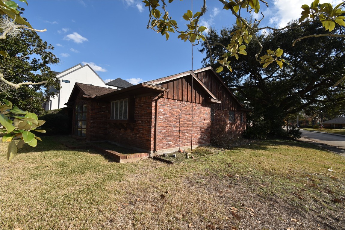 3647 Aberdeen Way Houston, TX 77025 - Photo 9 of 32 a view of a house with a yard