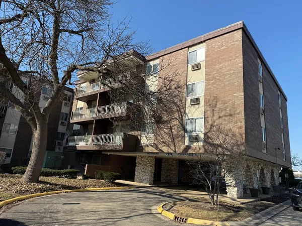 $175,000 | 1331 South Finley Road, Unit 104, Lombard, IL 60148