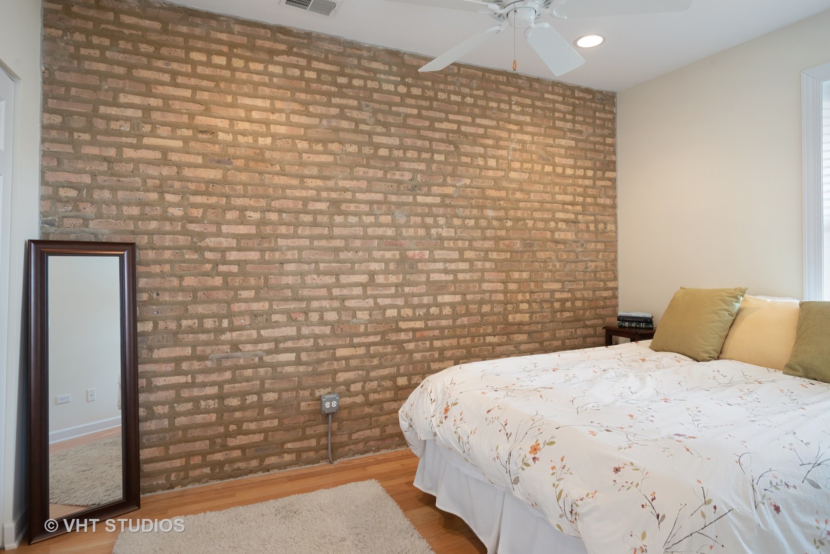 3339 West Byron Street, Unit 1 Chicago, IL 60618 - Photo 7 of 12 a bathroom with a bathtub