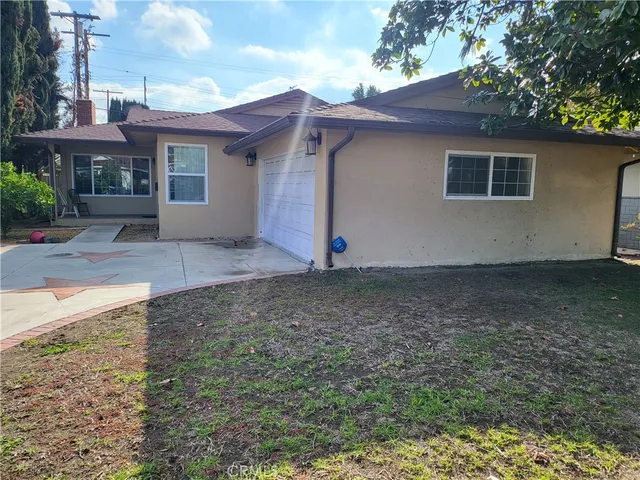 a view of a house with a yard