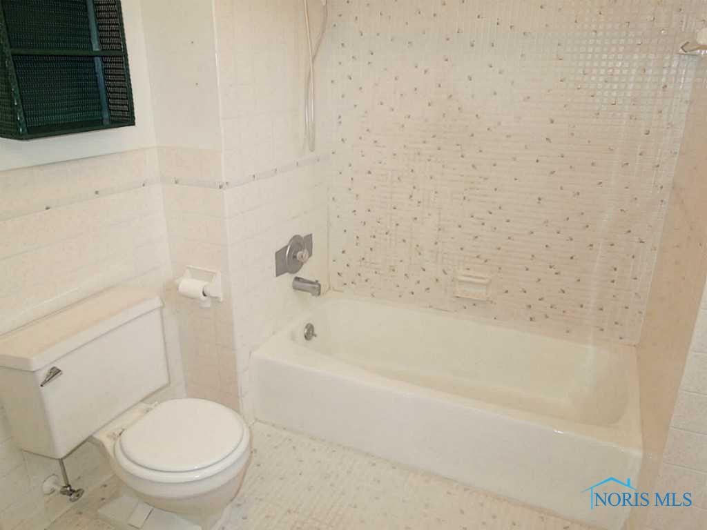2717 Elmridge Road Toledo, OH 43613 - Photo 15 of 20 Full Bath.