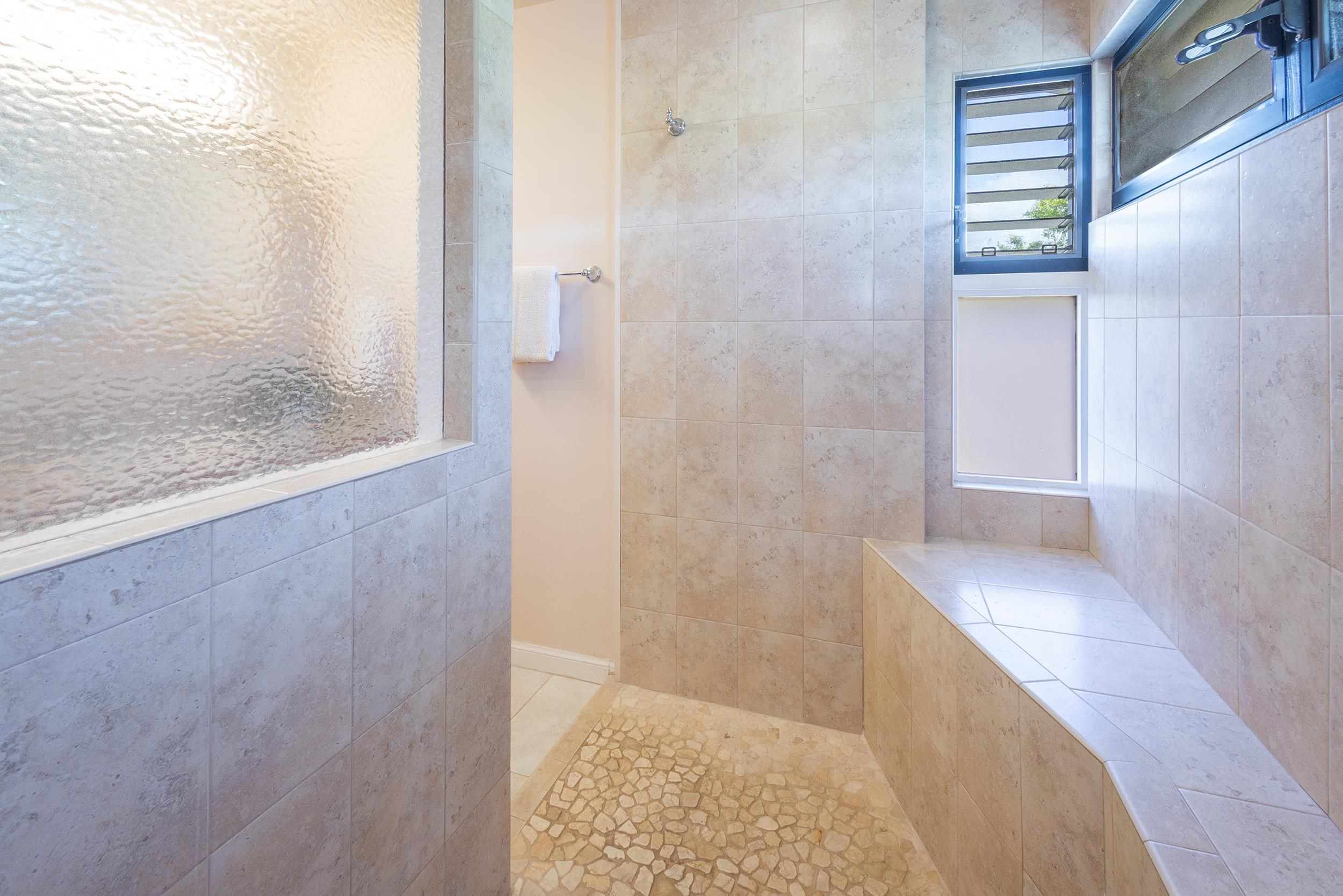 100 Ridge Road, Unit 723 Lahaina, HI 96761 - Photo 28 of 48 a bathroom with a bathtub