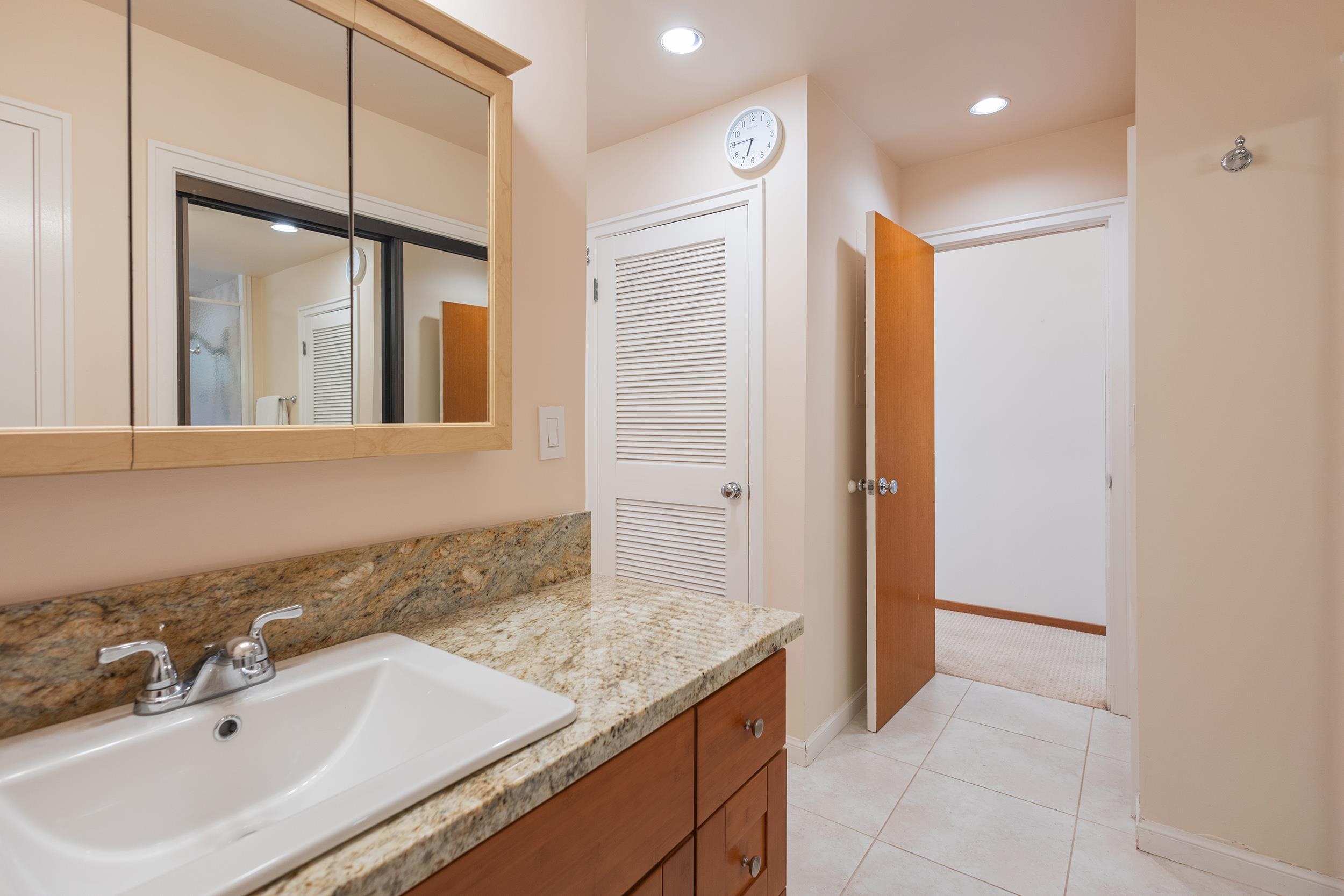 100 Ridge Road, Unit 723 Lahaina, HI 96761 - Photo 31 of 48 a bathroom with a granite countertop sink and a bathtub