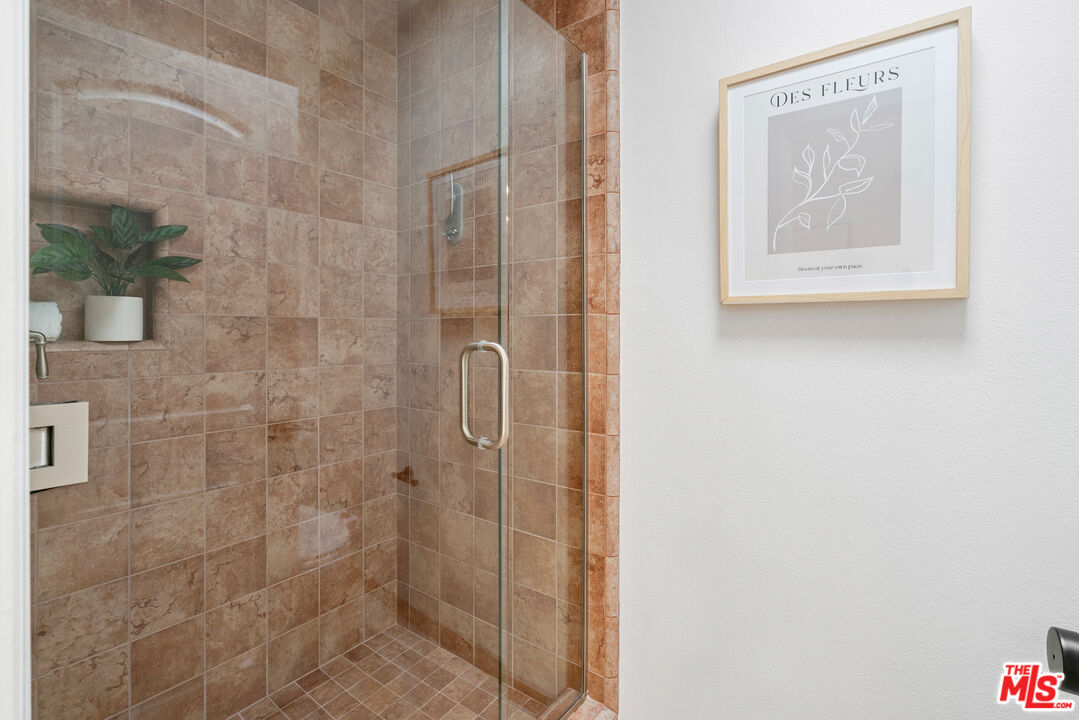 4421 Alla Road, Unit 3 Marina del Rey, CA 90292 - Photo 17 of 31 a bathroom with a shower