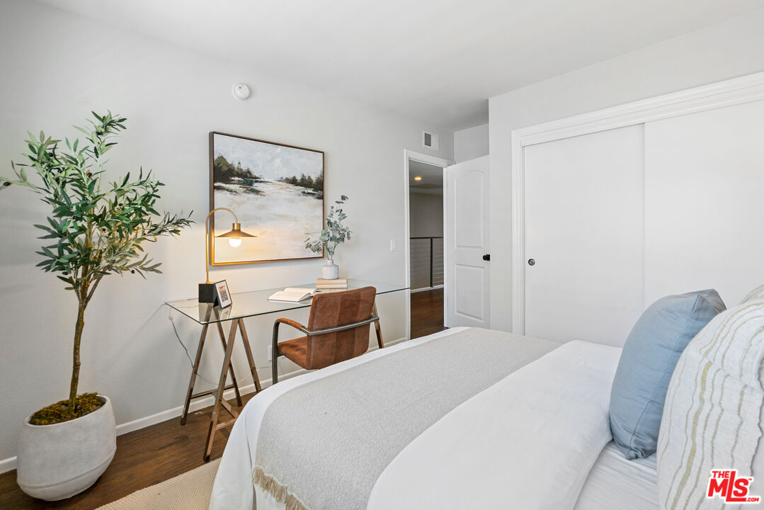 4421 Alla Road, Unit 3 Marina del Rey, CA 90292 - Photo 19 of 31 a bedroom with a bed and a potted plant