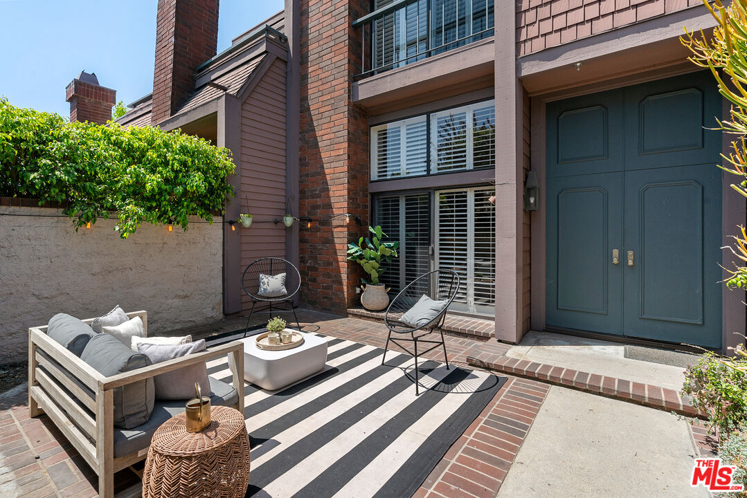 4421 Alla Road, Unit 3 Marina del Rey, CA 90292 - Photo 23 of 31 a view of a dinning table and chairs in patio