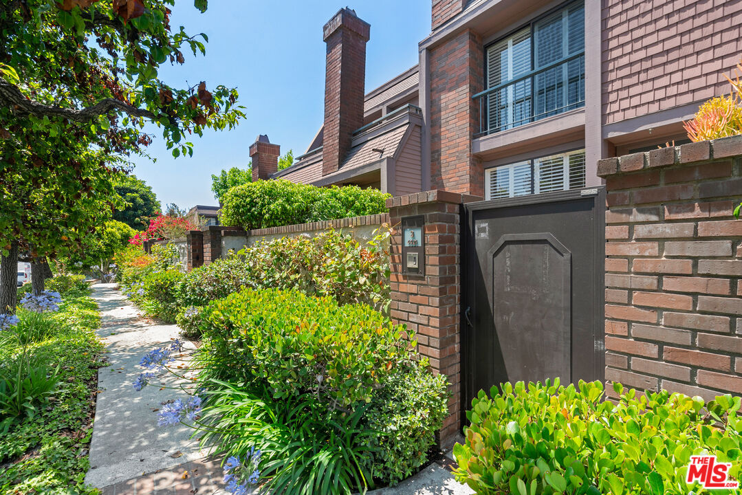 4421 Alla Road, Unit 3 Marina del Rey, CA 90292 - Photo 26 of 31 a couple of flower plants in front of building