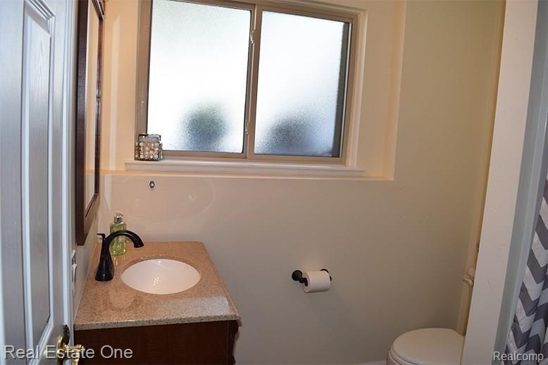 9579 Klais Road Clarkston, MI 48348 - Photo 14 of 17 Downstairs bathroom