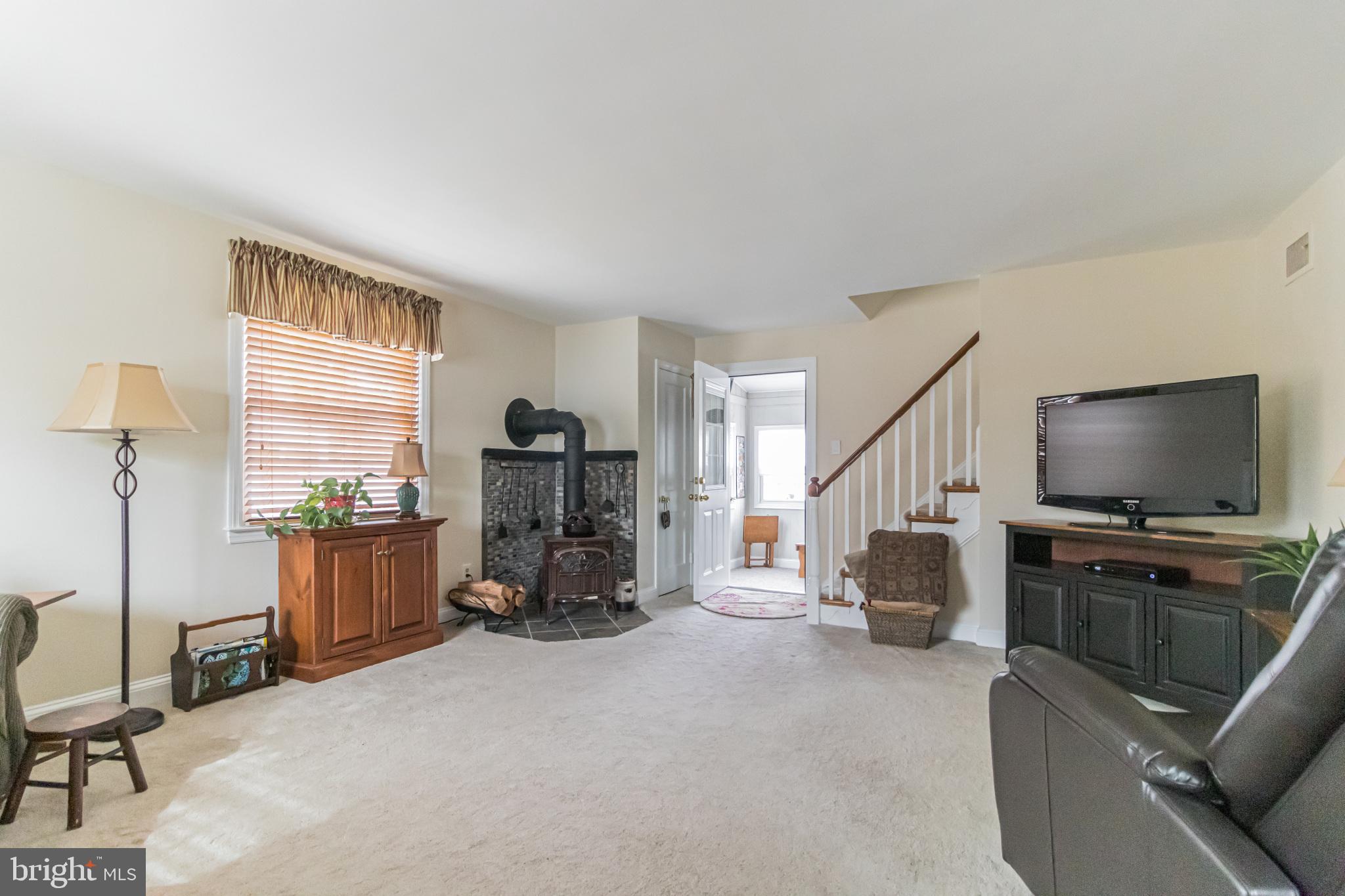 515 Springview Lane Springfield, PA 19064 - Photo 5 of 30 Living Room