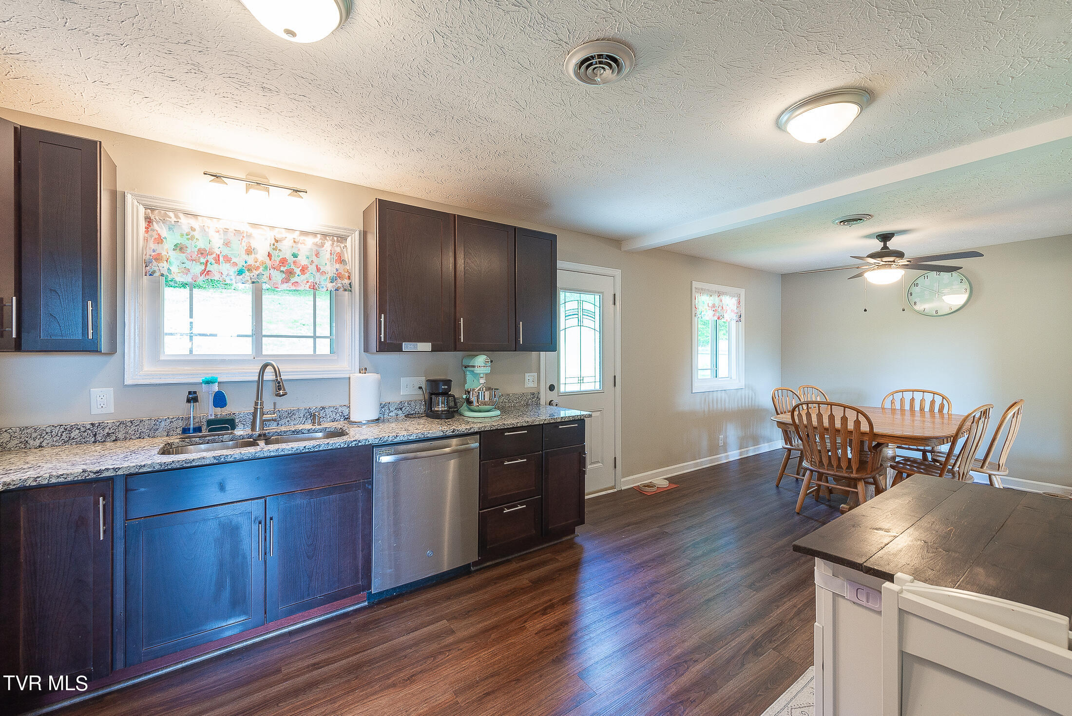834 Foothills Road Kingsport, TN 37663 - Photo 15 of 49 Kitchen/Dining Room