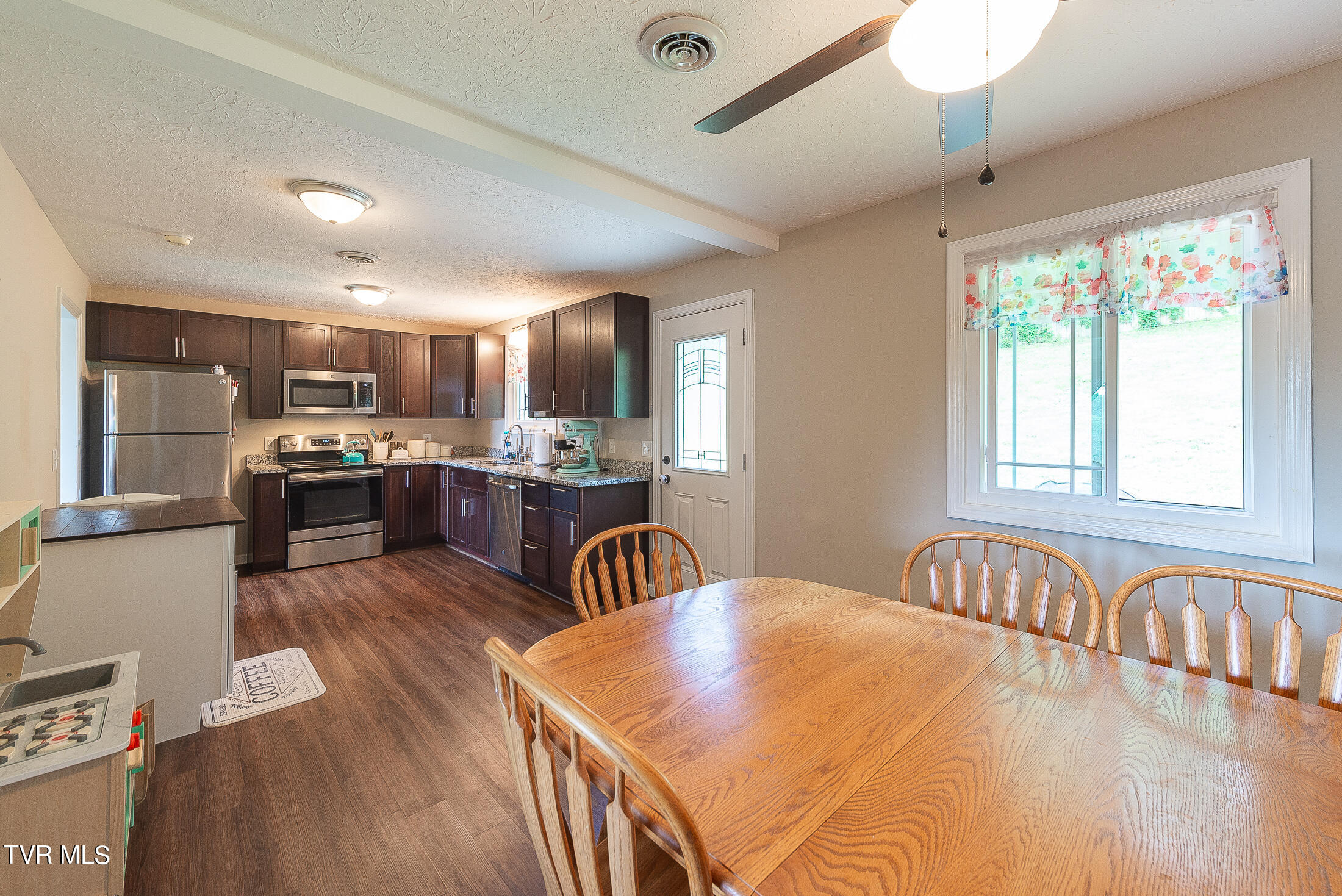 834 Foothills Road Kingsport, TN 37663 - Photo 16 of 49 Kitchen/Dining Room