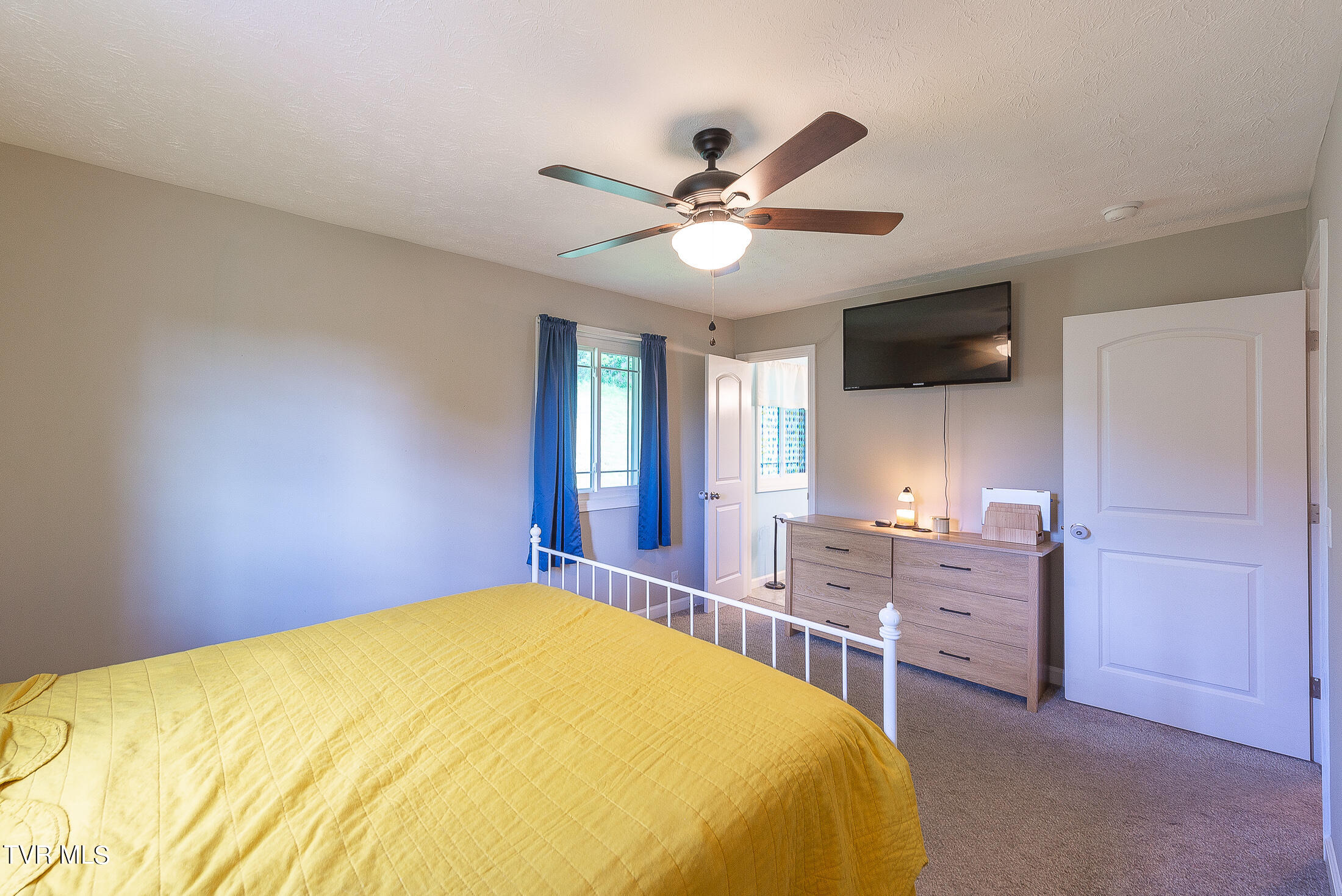 834 Foothills Road Kingsport, TN 37663 - Photo 18 of 49 Primary Bedroom