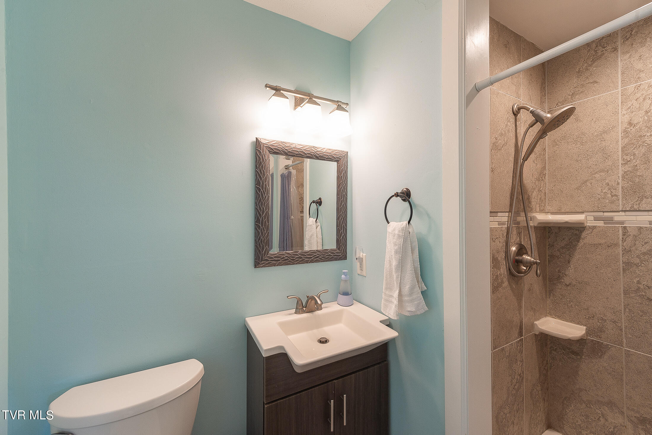 834 Foothills Road Kingsport, TN 37663 - Photo 20 of 49 Primary bathroom